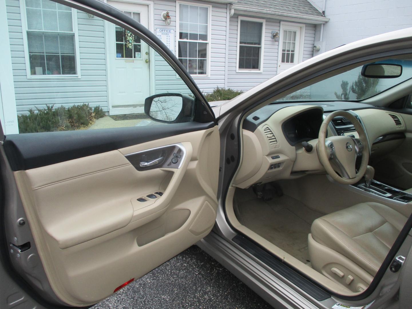 2013 GOLD Nissan Altima 2.5 S (1N4AL3AP8DN) with an 2.5L L4 DOHC 16V engine, AUTOMATIC transmission, located at 540a Delsea Drive, Sewell, NJ, 08080, (856) 589-6888, 39.752560, -75.111206 - Photo#15